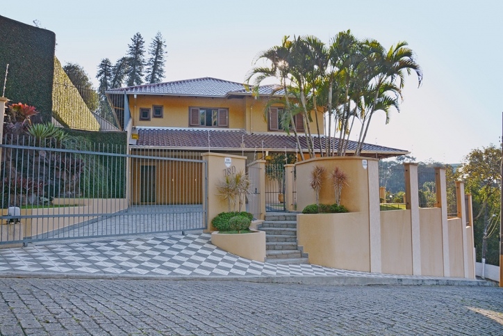 Casa de quatro quartos no centro de Blumenau.