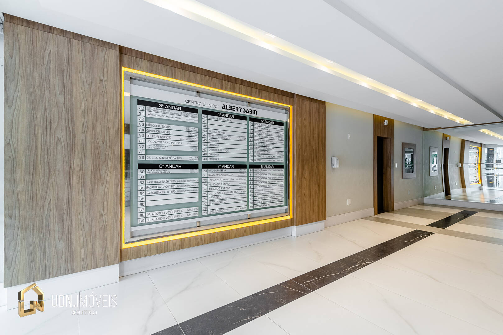 Sala Comercial Mobiliada A Venda no Bairro Centro, Blumenau - SC — foto 2